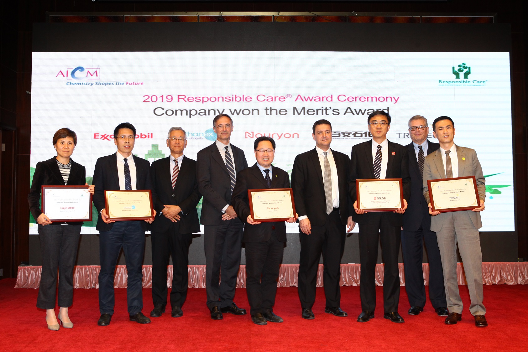 亚太区产品安全经理郁建（左五）代表诺力昂领奖